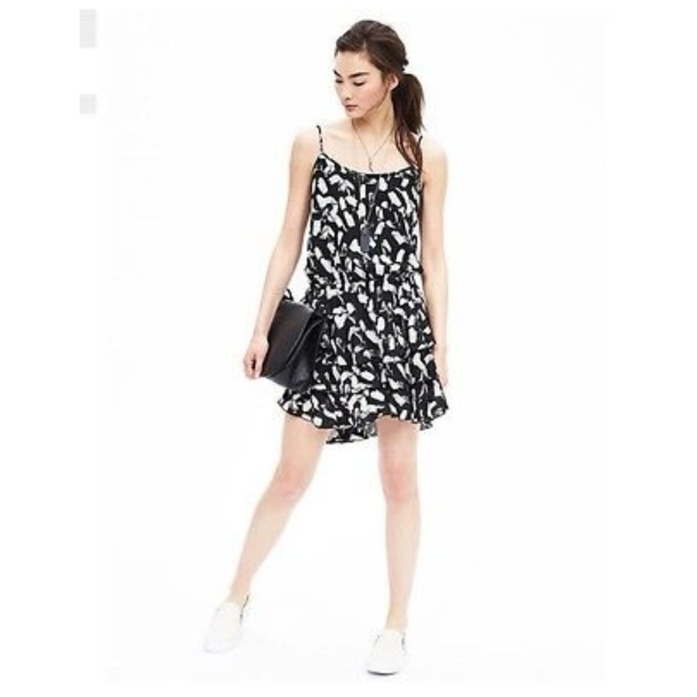 Banana Republic Black & White Ruffle dress. Medium